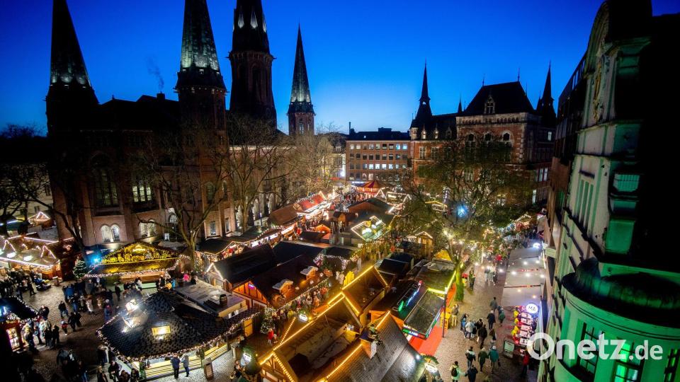 Besucher gehen über den Lamberti-Markt in der Innenstadt von Oldenburg. Bild: Hauke-Christian Dittrich/dpa