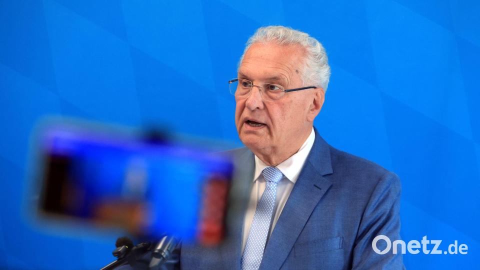 Bayerns Innenminister Joachim Herrmann (CSU) hält die Gesetzesänderung für „zwingend nötig“. (Archivbild) Bild: Karl-Josef Hildenbrand/dpa