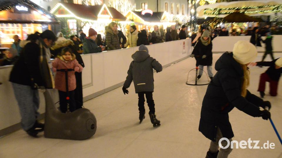 So wie seit einigen Jahren in der Stadt Weiden (Bild) beim Christkindlmarkt wird Mitte Januar auch in Kemnath auf dem Sport- und Freizeitgelände eine Kunsteislaufbahn stehen. Archivbild: Kunz