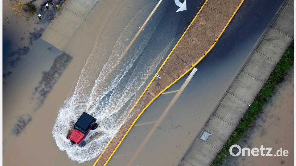 Ein Fahrzeug fährt durch die Fluten in Kent. Bild: Nick Wagner/The Seattle Times/AP/dpa