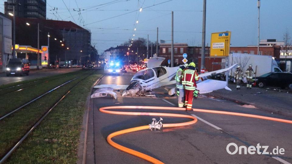Das Flugzeug sei mitten auf der Fahrbahn zum Stehen gekommen, sagte eine Polizeisprecherin. Bild: Rene Priebe/PR-Video /dpa