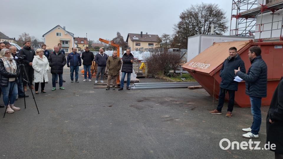 Richtfest und Zwischenbilanz für eine der größten Baumaßnahmen im Markt Schwarzenfeld, die Generalsanierung der Turn- und Schwimmhalle. Architekt Markus Maier und Bürgermeister Peter Neumeier (von rechts) sind optimistisch, das im Herbst 2026 Sportler und Schwimmer wieder freie Bahn haben. Bild: bl