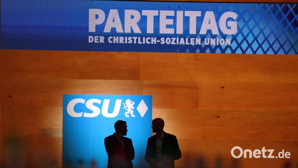 Besucher des CSU-Parteitags in München stehen vor dem Podium. Bild: Karl-Josef Hildenbrand/dpa
