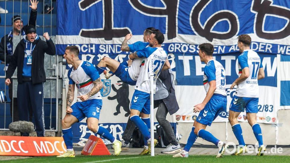 Baris Atik (2.v.l, 1. FC Magdeburg) jubelt nach seinem Treffer zum 2:1 mit Teamkollegen. Bild: Andreas Gora/dpa