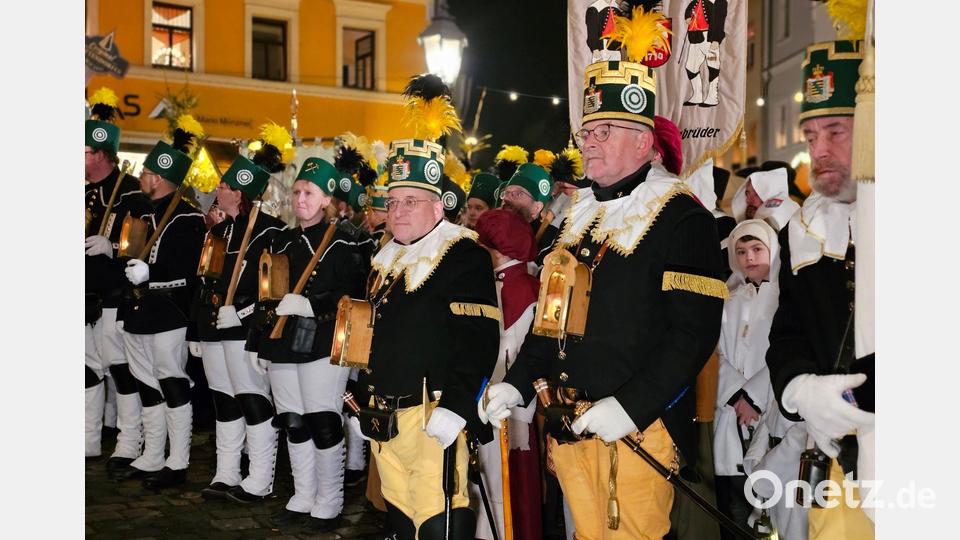 Teilnehmer stehen bei der traditionellen Bergparade im sächsischen Schwarzenberg. Bild: Mike Müller/dpa