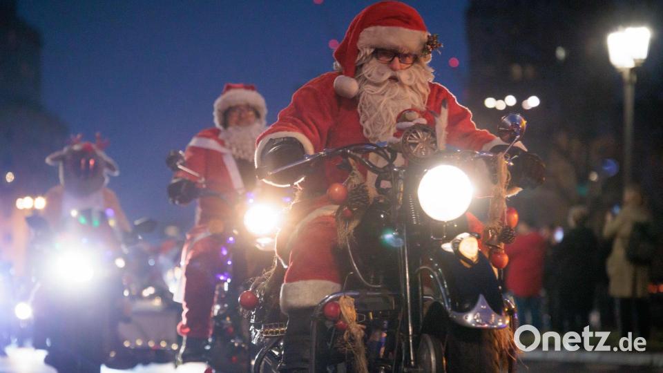 Motorradfahrer fahren in Weihnachtsmannkostümen bei der Christmas Biketour 2025 durch Berlin. Bild: Carsten Koall/dpa