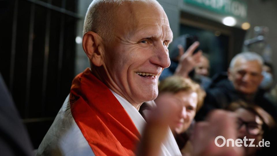 Der Friedensnobelpreisträger Alex Beljazki ist wieder in Freiheit. Bild: Mindaugas Kulbis/AP/dpa