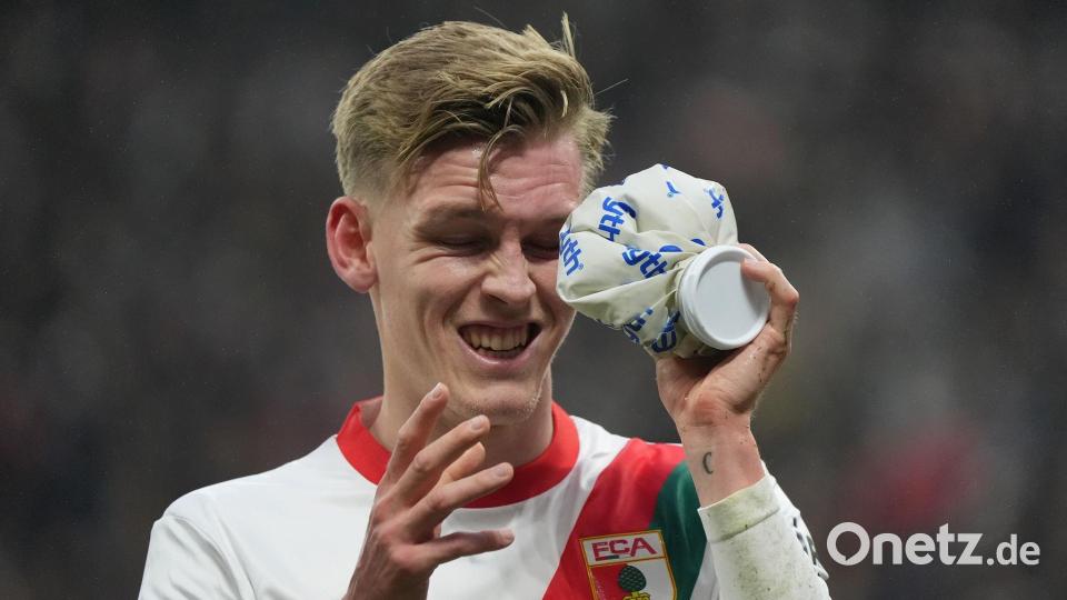 Einmal kühlen, bitte: Augsburgs Anton Kade. Bild: Marc Schüler/dpa