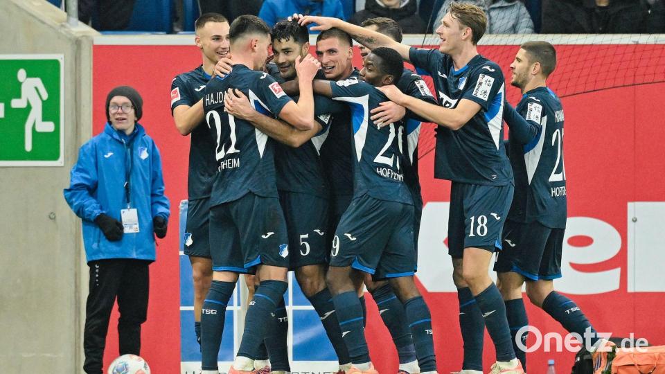 Ozan Kabak (3. Spieler von l.) bejubelt Tor und Rückkehr in die Startelf nach schwierigen Zeiten. Bild: Uwe Anspach/dpa