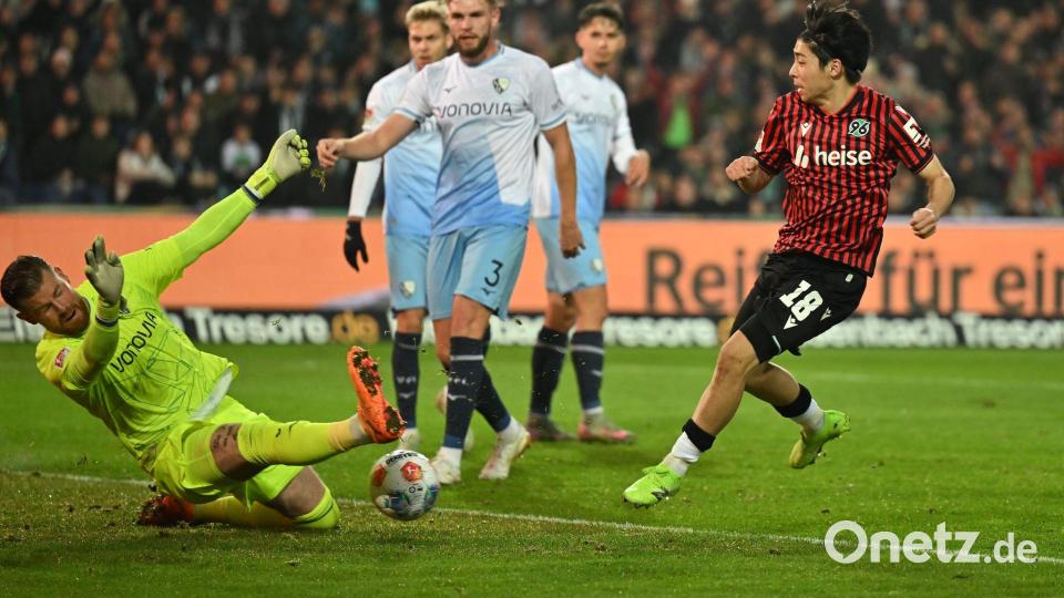 Großchance für Hannover: Daisuke Yokota scheitert an Bochums Torwart Timo Horn. Bild: Swen Pförtner/dpa