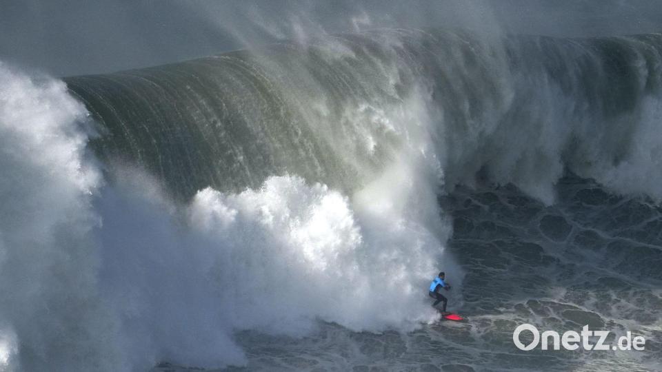 Die perfekte Welle: Der chilenische Surfer Rafael Tapia zeigt sein Können beim Surfturnier „Nazare Big Wave Challenge“ in Portugal. Bild: Ana Brigida/AP/dpa