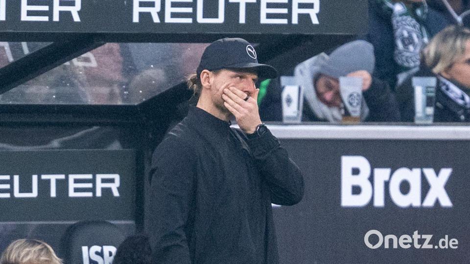 Sah eine schwache Leistung seiner Mannschaft: Gladbachs Coach Eugen Polanski. Bild: David Inderlied/dpa