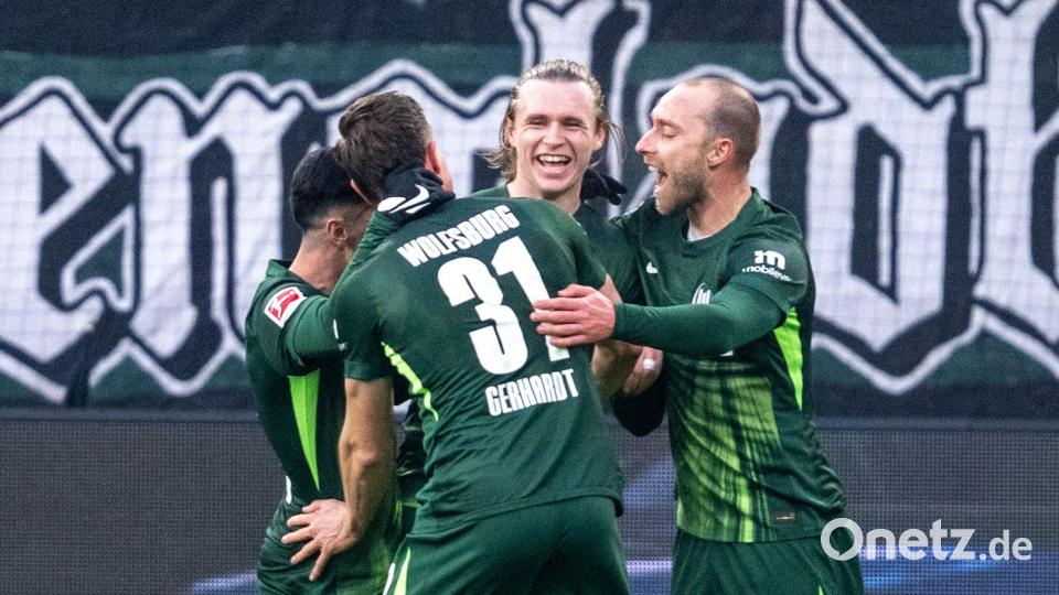 Doppeltorschütze für Wolfsburg: Offensivmann Patrick Wimmer (M.). Bild: David Inderlied/dpa