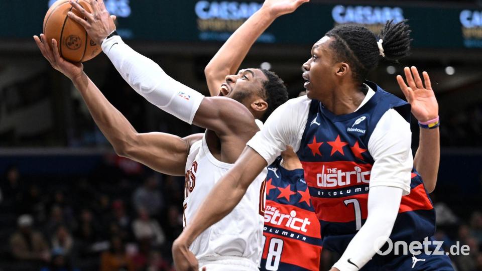 Donovan Mitchell (l) dreht fast im Alleingang das Spiel für die Cleveland Cavaliers. Bild: John McDonnell/AP/dpa
