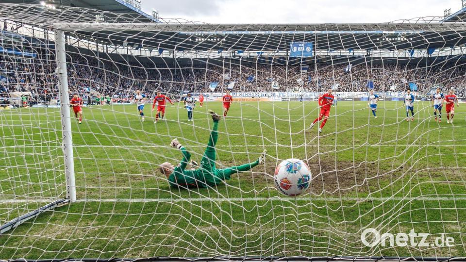Kiels David Zec überwindet per Strafstoß Magdeburgs Torwart Dominik Reimann zum 1:0. Bild: Andreas Gora/dpa