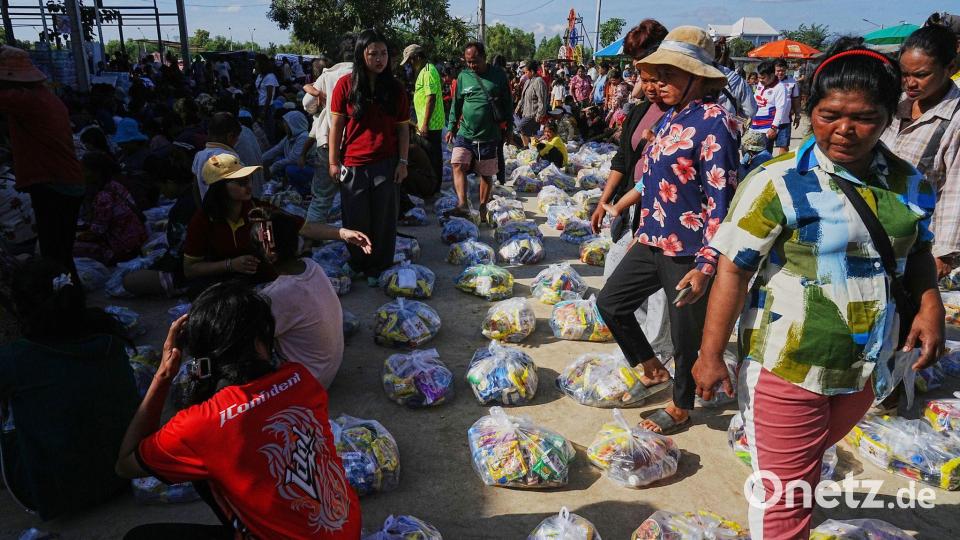 Mehr als 500.000 Personen auf beiden Seiten des Grenzkonflikts wurden durch die Gefechte in die Flucht gedrängt. Hier warten Evakuierte in der Provinzstadt Banteay Menchey in Kambodscha auf eine Spende von einer lokalen Wohltätigkeitsorganisation. Bild: Heng Sinith/AP/dpa