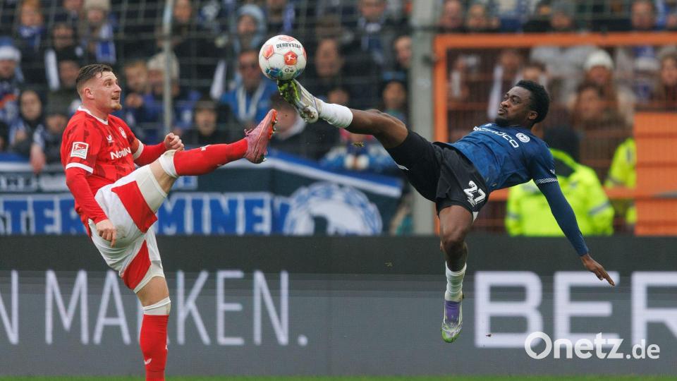 Artistische Einlage: Bielefelds Benjamin Boakye (r) ist einen Tick früher am Ball als FCK-Kapitän Marlon Ritter. Bild: Friso Gentsch/dpa