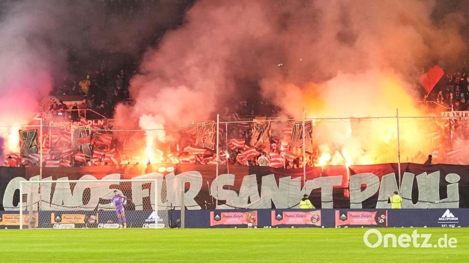 St.-Pauli-Fans brennen auf der Tribüne Feuerwerkskörper ab. Bild: Marcus Brandt/dpa