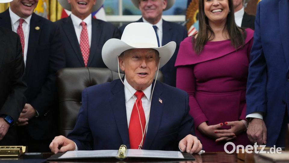 US-Präsident Donald Trump nimmt im Oval Office des Weißen Hauses in Washington an einer Zeremonie zur Unterzeichnung eines Gesetzentwurfs mit Mitgliedern des olympischen US-Eishockeyteams der Männer von 1980 teil und trägt einen Cowboyhut. Bild: Jacquelyn Martin/AP/dpa