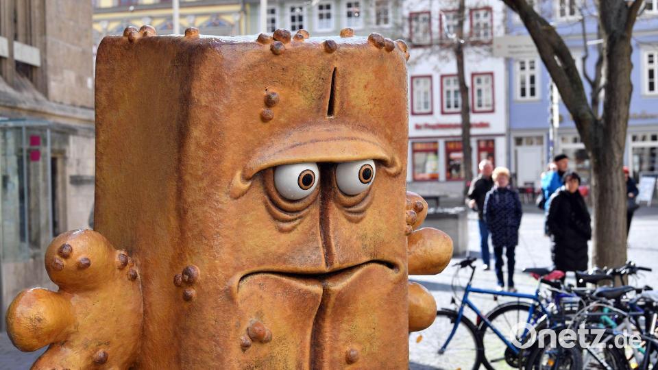 Der Künstler Thomas Lindner hat auch viele der bei Touristen und Kindern beliebten Skulpturen von Kinderfernsehen-Figuren im Erfurter Stadtgebiet geschaffen. Die Skulptur der KiKA-Figur Bernd das Brot schuf er gemeinsam mit Frank Meyer. (Archivbild) Bild: Martin Schutt/dpa-Zentralbild/dpa