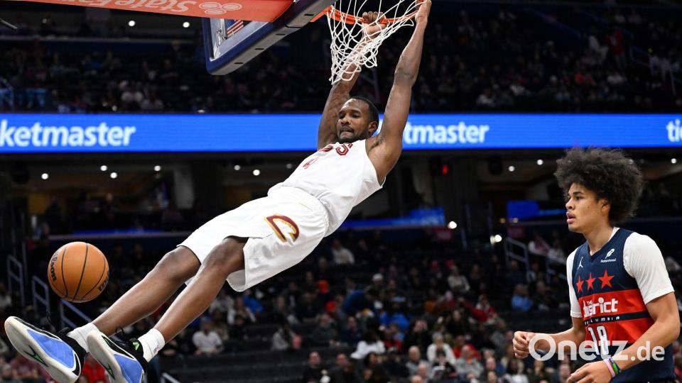 Cavaliers-Center Evan Mobley freute sich über einen erfolgreichen Dunking. Bild: John McDonnell/AP/dpa