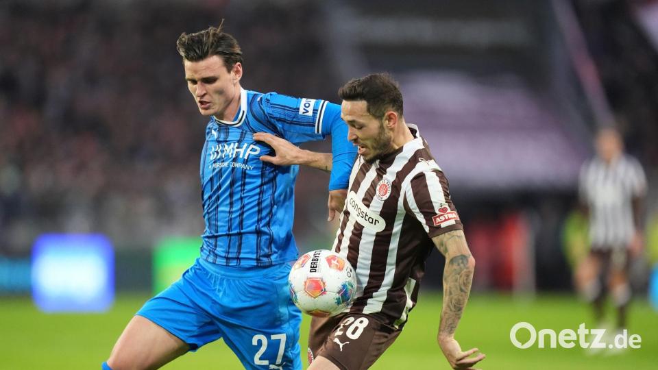 Thomas Keller (l, 1. FC Heidenheim 1846) und Mathias Pereira Lage (FC St. Pauli) kämpfen um den Ball. Bild: Marcus Brandt/dpa