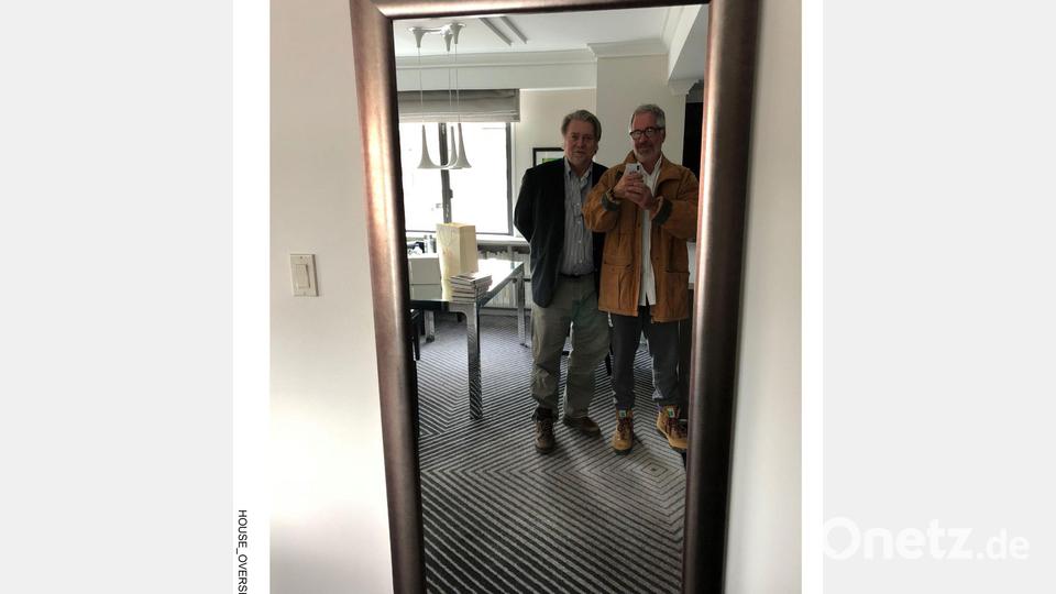 Auf einem Foto, das Demokraten im US-Kongress veröffentlicht haben, ist der ultrarechte Publizist Steve Bannon mit Jeffrey Epstein zu sehen. Bild: Uncredited/House Oversight Committee/AP/dpa