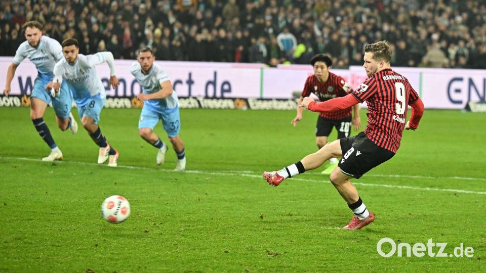 Benjamin Källman von Hannover 96 verschießt einen Foulelfmeter. Bild: Swen Pförtner/dpa