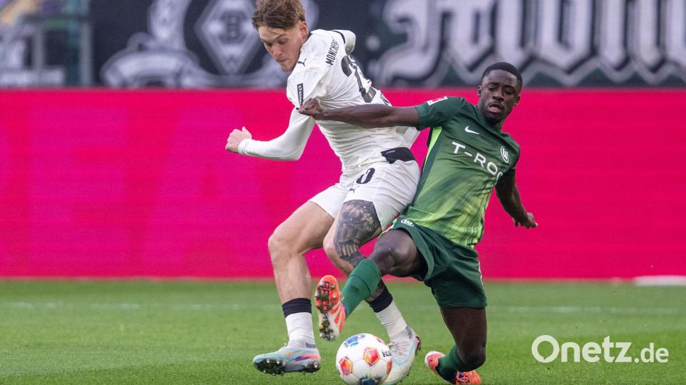 Grün gegen Weiß: Wolfsburgs Saël Kumbedi (r) im Zweikampf mit dem Gladbacher Luca Netz. Bild: David Inderlied/dpa