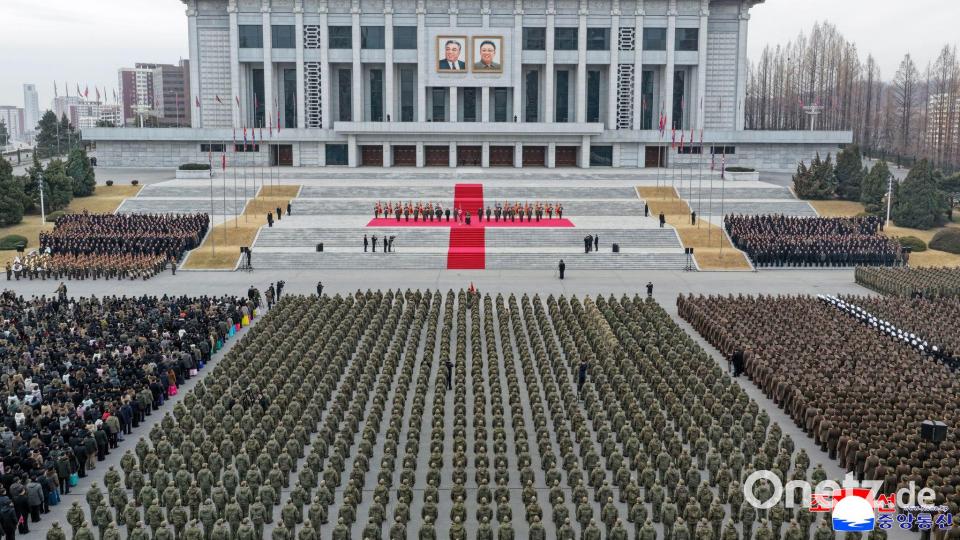 Die von der staatlichen nordkoreanischen Nachrichtenagentur KCNA zur Verfügung gestellte Aufnahme zeigt nach Angaben von KCNA den Machthaber von Nordkorea, Kim Jong Un, bei einer Willkommenszeremonie für das 528. Pionierregiment der Koreanischen Volksarmee, das nach der Erfüllung seines Auftrags im westlichen russischen Gebiet Kursk in die Heimat zurückgekehrt ist. Unabhängige Journalisten hatten keinen Zugang zu dem Ereignis, das auf diesem von der nordkoreanischen Regierung verbreiteten Bild zu sehen ist. Bild: Uncredited/KCNA/KNS/dpa