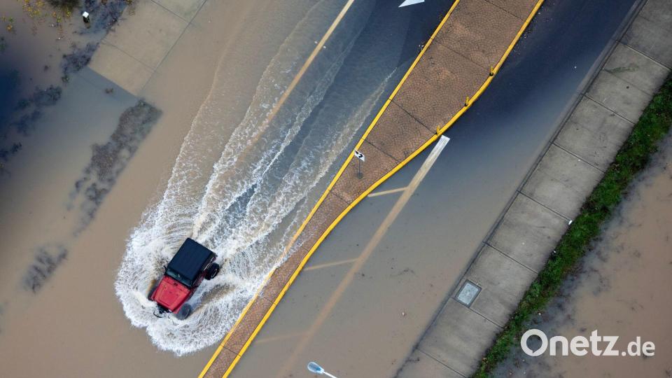 Flüsse traten über die Ufer, Straßen und Felder wurden überschwemmt. Bild: Nick Wagner/The Seattle Times/AP/dpa