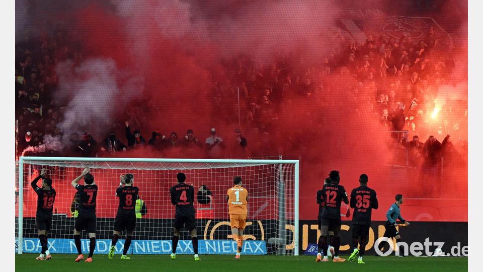 Ein Feuerwerk gab es beim rheinischen Derby zunächst auf den Rängen. Bild: Federico Gambarini/dpa