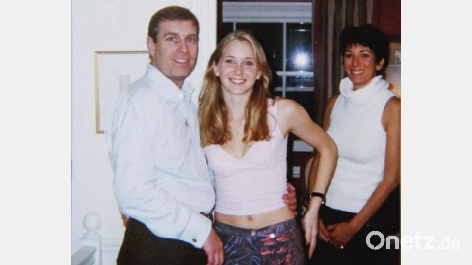Auf dem berüchtigten Foto ist Andrew (links) mit Epstein-Opfer Virgina Giuffre (Mitte) zu sehen. (Archivfoto) Bild: US Department Of Justice/PA Media/dpa