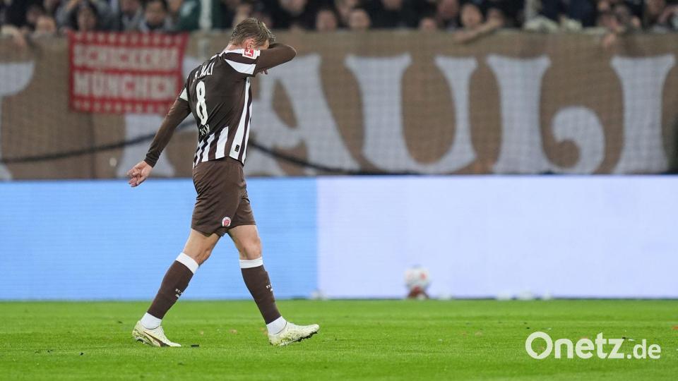 Eric Smith (FC St. Pauli) geht nach seinem Platzverweis vom Spielfeld. Bild: Marcus Brandt/dpa
