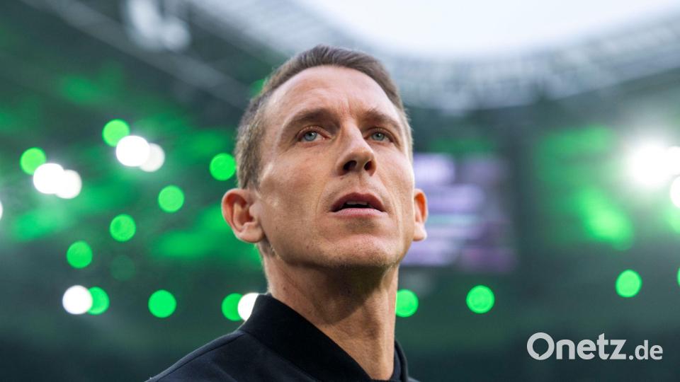 Steigt er vom Interims- zum Cheftrainer auf? Wolfsburgs Daniel Bauer. Bild: David Inderlied/dpa