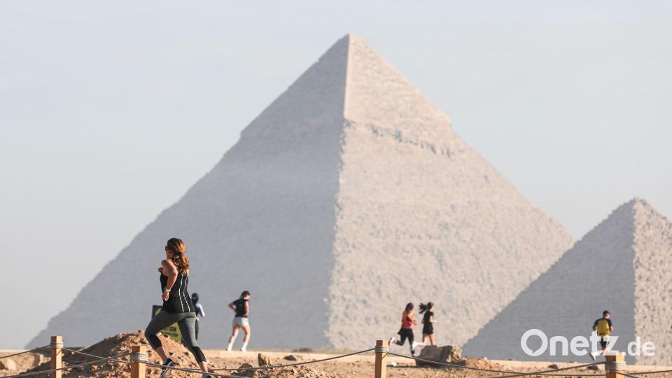 Beim Halbmarathon in Gizeh geht es vorbei an den Pyramiden. Bild: Ahmed Gomaa/XinHua/dpa