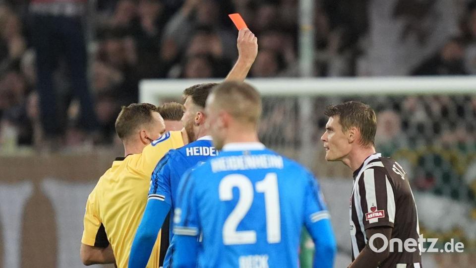 In Hamburg sagt man Tschüss: Schiedsrichter Sören Storks schickt St. Paulis Eric Smith mit Rot vom Platz. Bild: Marcus Brandt/dpa
