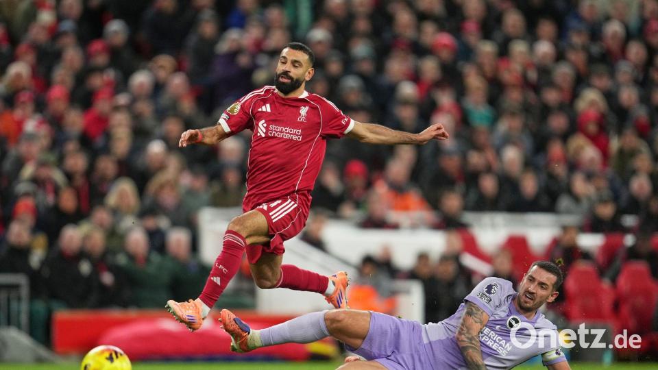Wieder am Ball: Liverpools Mohamed Salah (r). Bild: Jon Super/AP/dpa