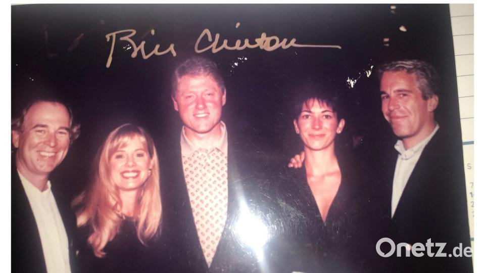 Auf einem Foto, das Demokraten im US-Kongress veröffentlicht haben, ist Ex-Präsident Bill Clinton unter anderem mit Ghislaine Maxwell und Jeffrey Epstein zu sehen. Bild: Uncredited/House Oversight Committee/AP/dpa