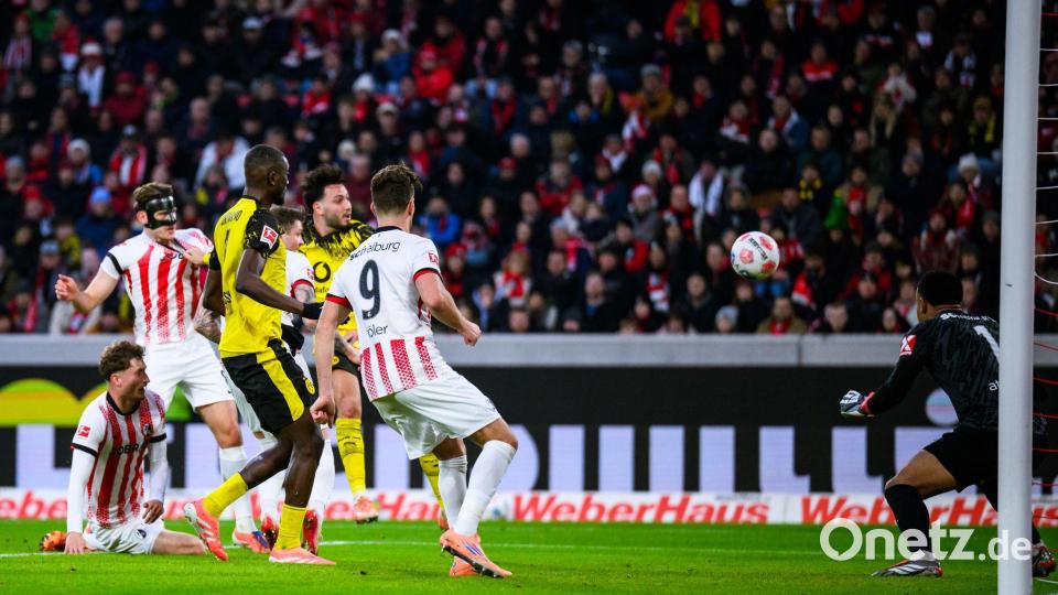 Im Nachsetzen: Ramy Bensebaini überwindet Noah Atubolu (r.). Bild: Tom Weller/dpa