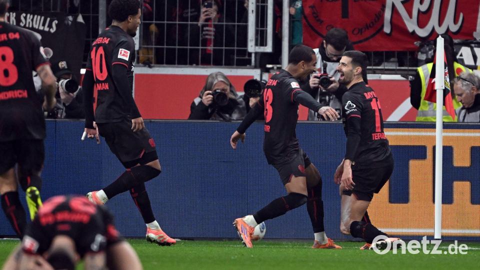 Martin Terrier und Arthur bejubeln das Traumtor zum 1:0. Bild: Federico Gambarini/dpa