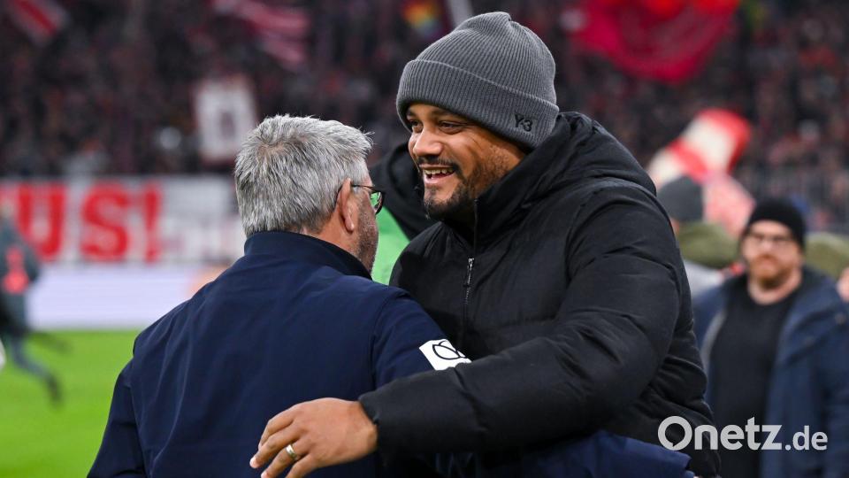 Bayern-Trainer Kompany (r) begrüßt den neuen Mainzer Coach Fischer. Bild: Sven Hoppe/dpa