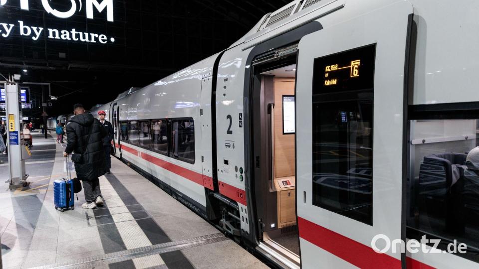 Mit dem neuen Fahrplan hat die Deutsche Bahn auch ein ganz neues Zug-Modell in Betrieb genommen. Auf der Strecke Berlin-Köln werden ab heute neue ICE L eingesetzt. Die Besonderheit: Sie kommen beim Einstieg ohne Treppen aus. Bild: Carsten Koall/dpa