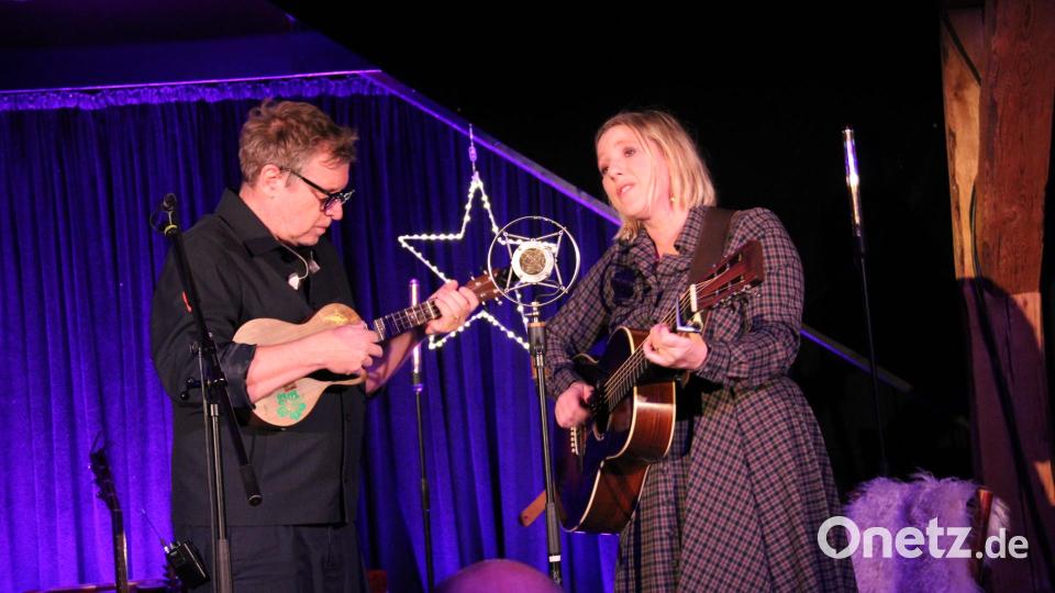 Claudia Koreck und Ehemann Gunnar Graewert ergänzten sich musikalisch hervorragend. Die bayerische Songwriterin mit der gewaltigen Stimme überzeugte das Publikum nicht nur musikalisch, sondern auch mit großer Wärme und Herzlichkeit. Bild: Hans Prem