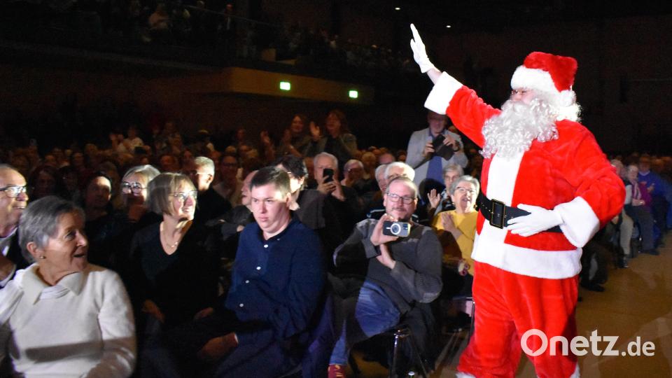 Beim Lied "Santa Claus is coming to Town" schaute der Weihnachtsmann tatsächlich in der Stadthalle vorbei. Bild: rgr
