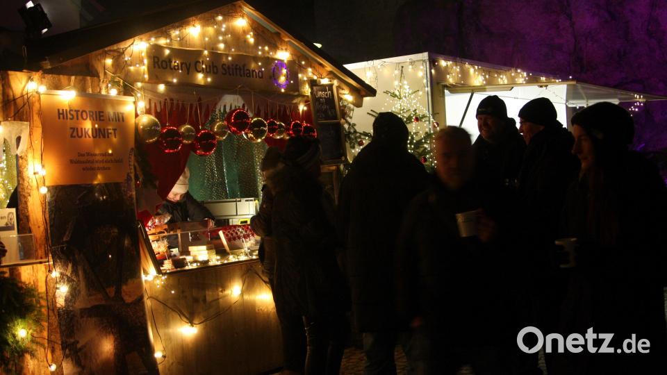 Zum Adventsmarkt gehören, wie anderswo auch, viele kleine Lichter. Bild: wro