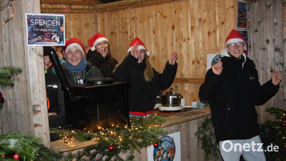Die Jugendlichen aus der Marktgemeinde warben für Spenden für ihren noch unverwirklichten Jugendwagen, für den auch der Verkaufserlös im Stand angedacht war. Bild: wro