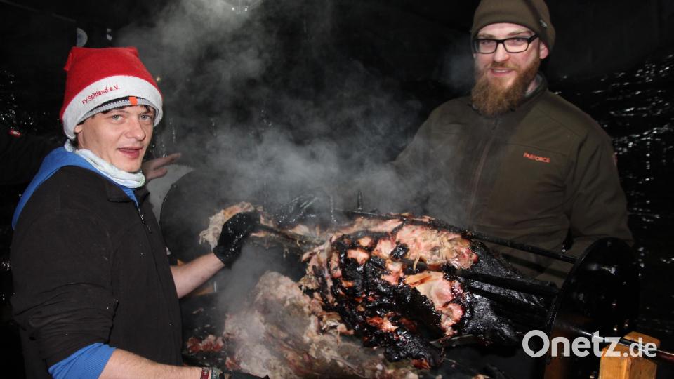 Drei Spanferkel wurden gegrillt und verzehrt. Bild: kro