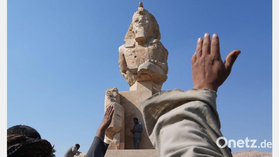 Arbeiter der Antikenverwaltung feiern, nachdem sie eine riesige Alabasterstatue für den Pharao Amenhotep III. in Luxor enthüllt haben. Bild: Amr Nabil/AP/dpa