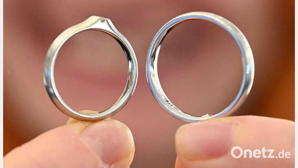 Für Brautpaare sind Trauring aus Platin - wie links zu sehen - eine Alternative. (Archivbild) Bild: Uli Deck/dpa